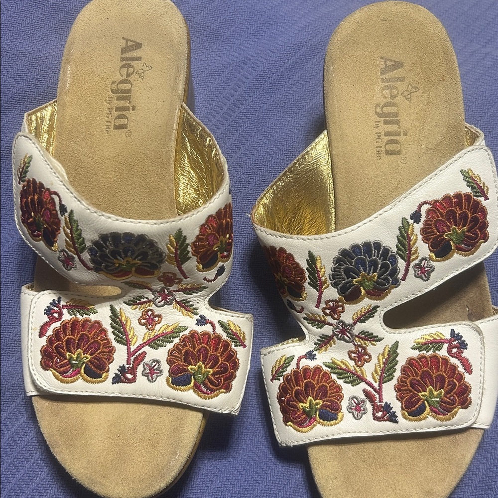 Alegria Linn White Embroidered Wedge Sandals Sz 40/9